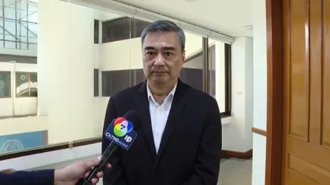 “อภิสิทธิ์” ซัด ทำนิ่ง ปล่อยอดีตทนายความ “เบน สมิธ” มีตำแหน่งในรัฐบาล 