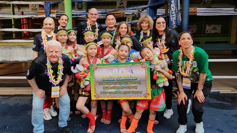 “WBC Care” มอบทุนการศึกษาให้ รร.วัดธาตุทอง สาธิตชกมวยให้เยาวชน