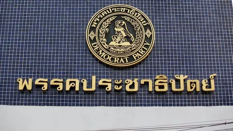 ปชป. รุกไล่ "นายกฯ -เอกนิติ" ชี้แจงภาพร่วมเฟรม "เบน สมิธ"