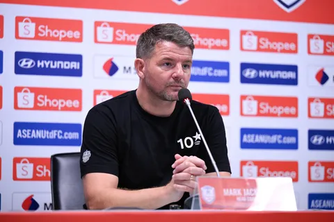 มาร์ค แจ็คสัน รับ วันนี้เริ่มต้นได้ไม่ดี แต่ขอชื่นชมความใจสู้ของนักเตะที่ไม่ยอมแพ้ แม้เหลือ 10 คน