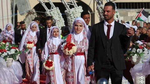 กาซาจัดพิธีสมรสหมู่ให้คู่รัก 54 คู่ ท่ามกลางซากปรักหักพัง