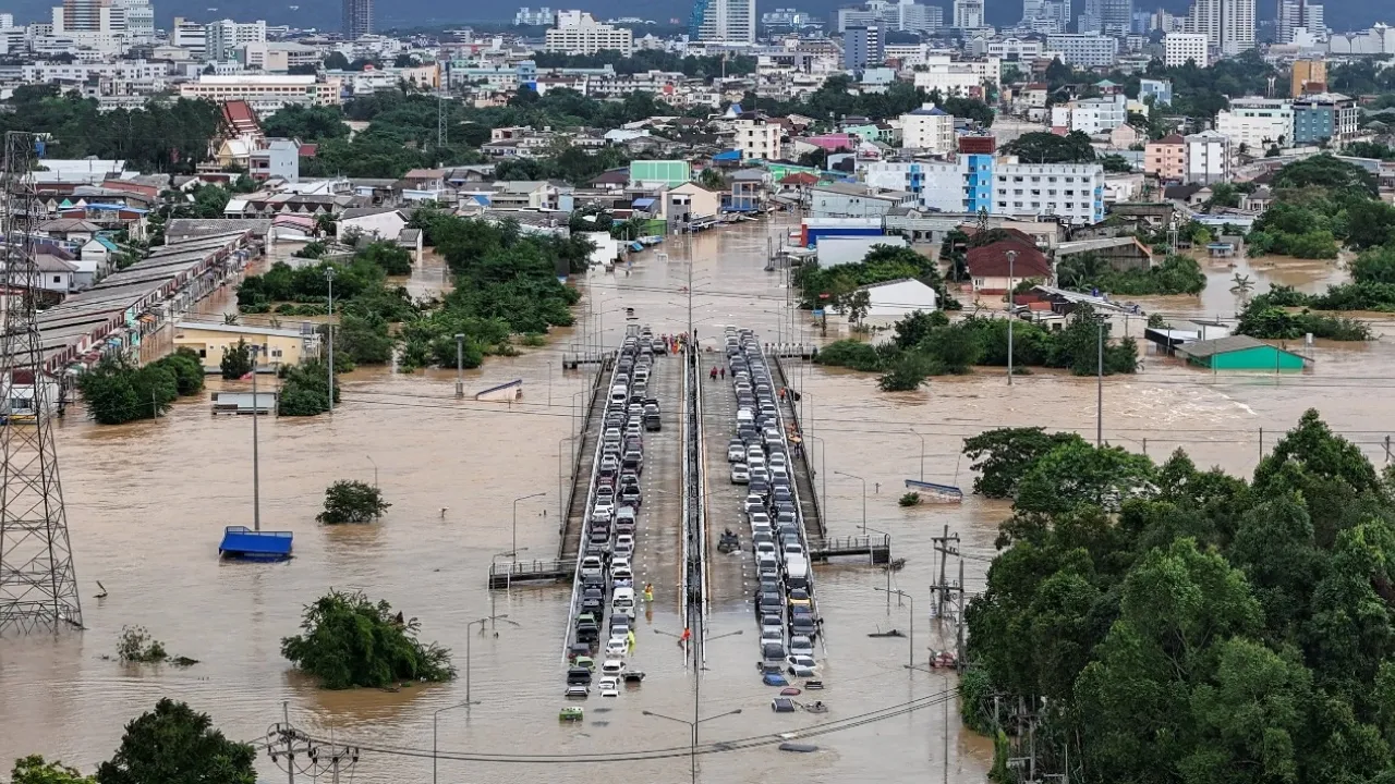 เรตติ้งอนุทินลดฮวบ ศุภจีแรงแซงหน้าเกือบเท่าตัว สัญญาณเตือนพรรคสีน้ำเงินหลังน้ำท่วม