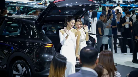 โอกาสสุดท้ายคนซื้อรถไฟฟ้า แห่จอง “มอเตอร์เอ็กซ์โป” หวั่นราคาขึ้นปีหน้า