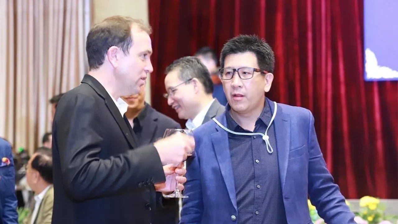 Understanding the Mixed Course: Behind the Photo of Aekniti Meeting Ben Smith from Police Insider