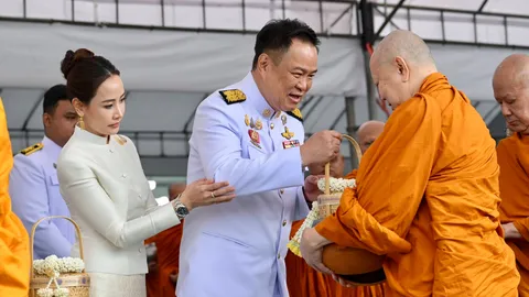 วันพ่อแห่งชาติ 5 ธันวาคม นายกฯ นำทำบุญตักบาตร-วางพานพุ่มถวายราชสักการะ “ในหลวง ร.9”