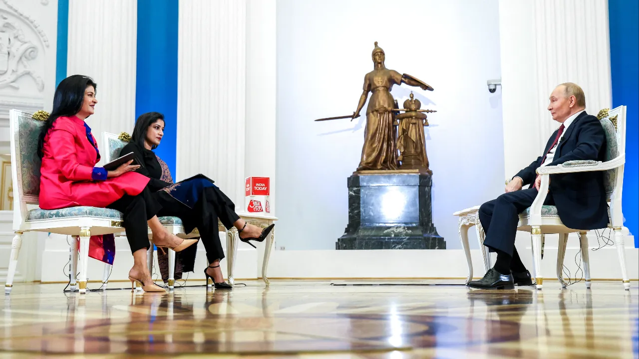 Putin Emphasizes No Compromise, Threatens to Seize Donbas by Force Unless Ukrainian Troops Withdraw