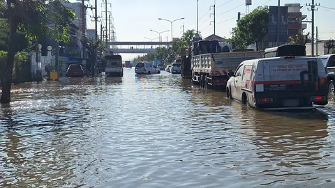 สมุทรปราการอ่วม "น้ำทะเลหนุนสูง" ทะลักท่วมหลายพื้นที่ แม่ค้าเซ็งเจอปัญหาทุกปี