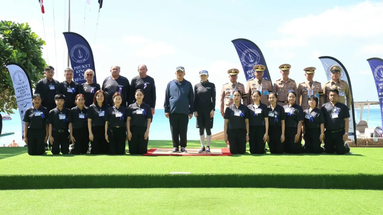 ในหลวง พระราชทานถ้วยรางวัลนักกีฬาเรือใบ “ภูเก็ตคิงส์คัพรีกัตต้า”
