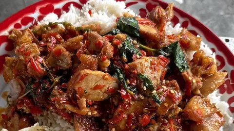 "กะเพราถาดเด็กวัด" ไซส์โคตรบึ้ม พิกัดลับริมคลอง จ่ายหลักสิบ อิ่มยกแก๊ง