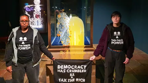 อังกฤษจับ 4 ขว้างอาหารใส่ตู้จัดแสดงมงกุฎกษัตริย์ จี้รัฐเก็บภาษีคนรวย