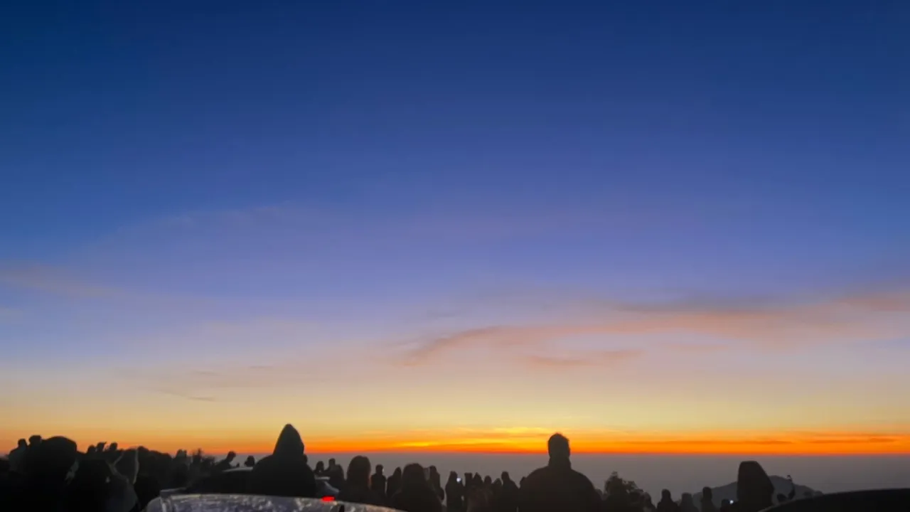 หยุดยาวคึกคัก นักท่องเที่ยวกว่าหมื่นคน แห่ขึ้นดอยอินทนนท์ สัมผัสลมหนาว