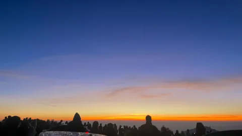 หยุดยาวคึกคัก นักท่องเที่ยวกว่าหมื่นคน แห่ขึ้นดอยอินทนนท์ สัมผัสลมหนาว