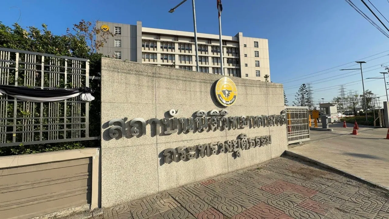 ร่าง “นัทปง” ถึงสถาบันนิติวิทยาศาสตร์ รอตรวจชันสูตรไขปริศนาการเสียชีวิต ปมไซยาไนด์