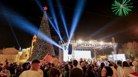 "เบธเลเฮม" เปิดไฟต้นคริสต์มาสในรอบ 3 ปี หลังสงครามกาซาคลี่คลาย ชาวปาเลสไตน์แห่ร่วมนับพัน