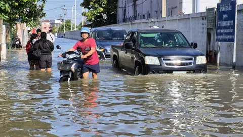 ชาวสมุทรปราการ อ่วมต่อเนื่องวันที่ 2 น้ำทะเลหนุนไหลท่วมถนน รถสัญจรไปมาลำบาก