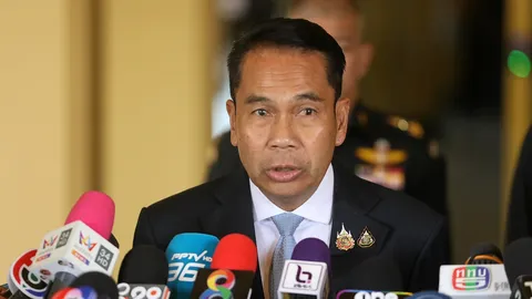 ชงศาลรัฐธรรมนูญ ฟันจริยธรรม รมต. "เพื่อไทย" ฟัด "หนู" ด้วย ก่อนศึกอภิปราย