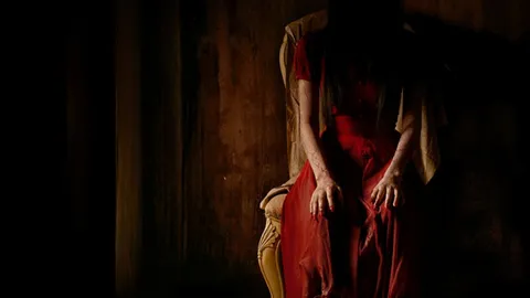 เรื่องย่อ "ข้างบ้าน" หนังผีไทยสยอง สร้างจากเรื่องหลอน The Ghost Radio พร้อมรายได้ล่าสุด