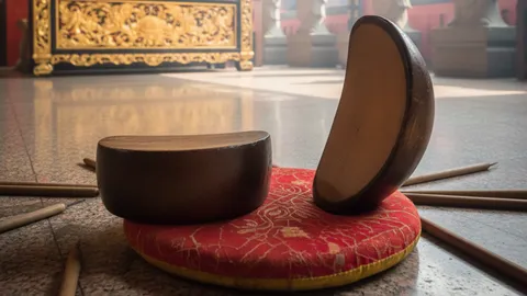 วิธีโยน "ไม้ปวย" ดูคำตอบเทพเจ้า เข้าใจผลลัพธ์ คว่ำ-หงาย ทุกแบบ