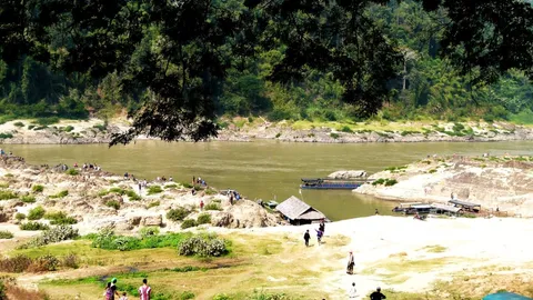 ชวนสัมผัสหมอกเหนือสายน้ำสาละวิน ล่องเรือชมแม่น้ำสองสี พักใจที่หาดทรายขาว Unseen แห่งแม่ฮ่องสอน