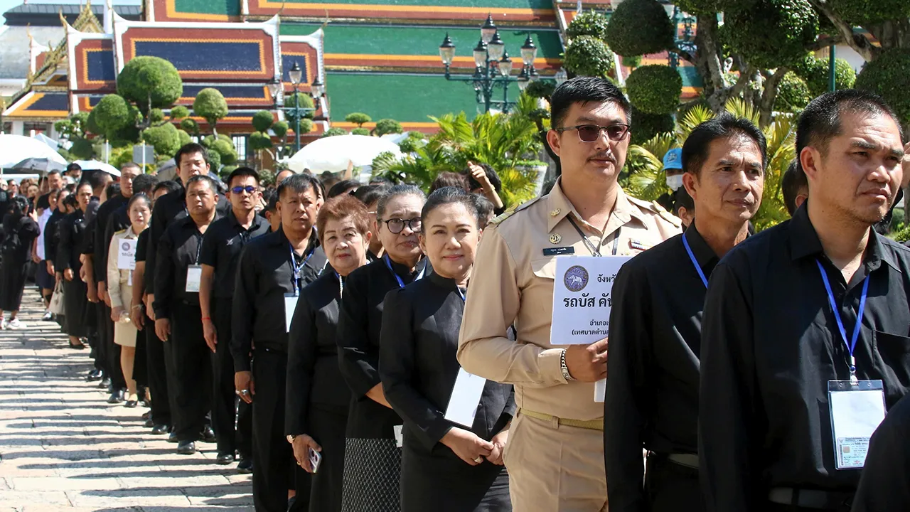 ราชสกุล-คณะบุคคล-พสกนิกร ถวายบังคม "พระพันปีหลวง"