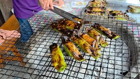 ข้าวเหนียวปิ้งไส้ทะลัก-ข้าวเม่านึ่ง ตำนาน 20 ปีแห่งตรอกโรงยาที่คนอุทัยฯ การันตี เริ่มต้น 10 บาท