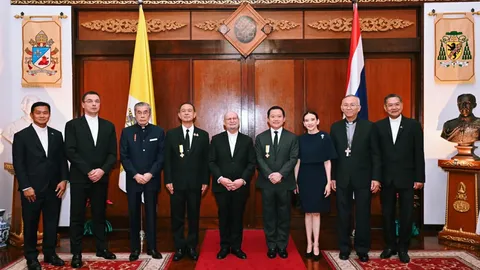 สมเด็จพระสันตะปาปาเลโอที่ 14 พระราชทานเครื่องราชฯ แก่ "ฐาปน สิริวัฒนภักดี"