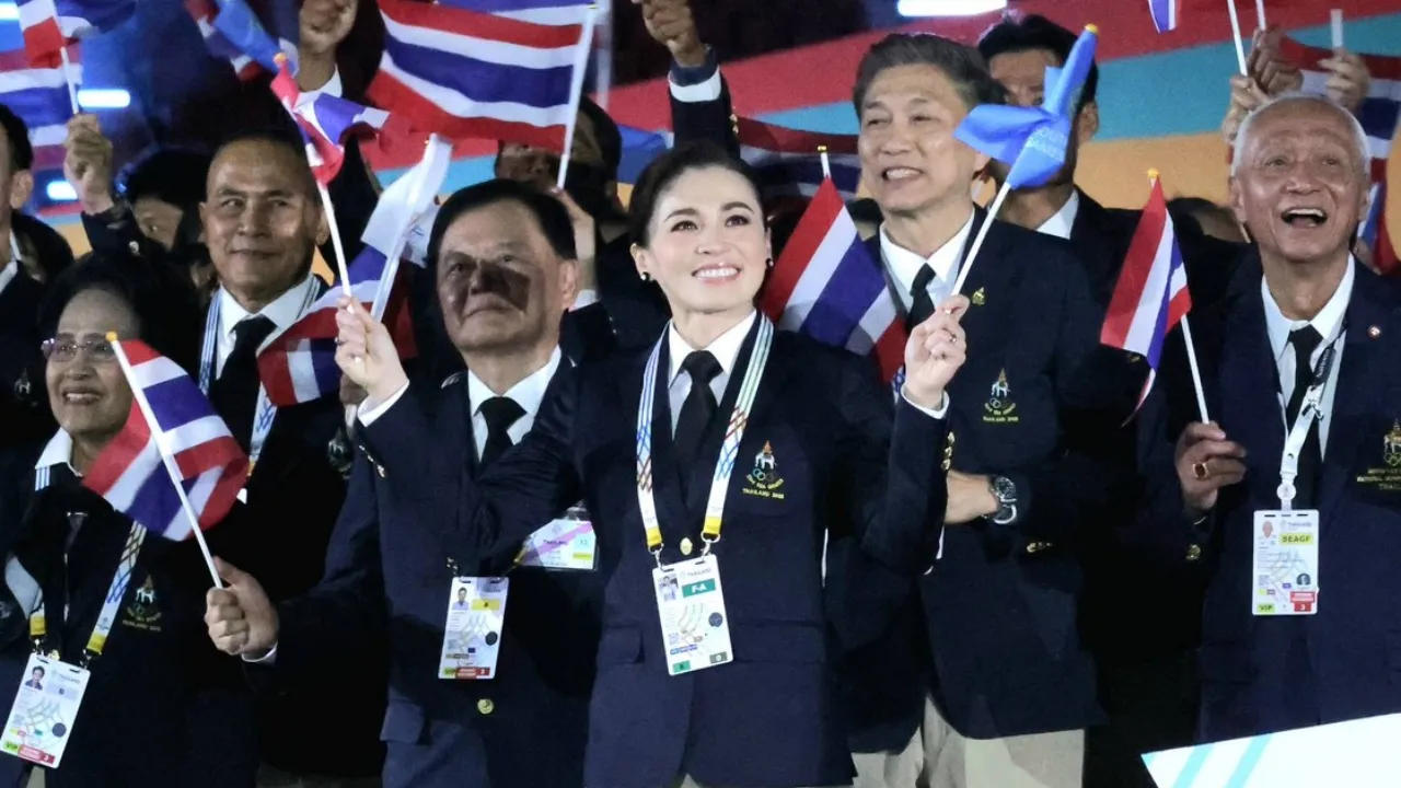 "พระราชินี" ทรงเดินนำขบวนนักกีฬาทีมชาติไทย เข้าพิธีเปิดกีฬาซีเกมส์ ครั้งที่ 33