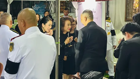 คุณหญิงพจมาน-ลูกสาว ร่วมสวดอภิธรรมศพ มารดา “พล.ต.อ.ต่อศักดิ์”