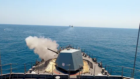 ทัพเรือแจกของหนัก อัดฐานปืนใหญ่เขมรที่ หาดเล็ก เกาะกง ด้วยปืนเรือ