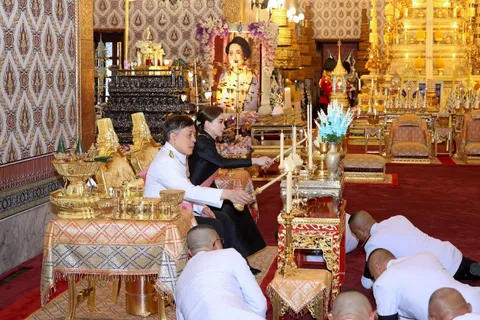 ในหลวง-ราชินี เสด็จฯ บำเพ็ญพระราชกุศลปัญญาสมวาร 50 วัน พระพันปี พสกนิกรเนืองแน่น กราบพระบรมศพ