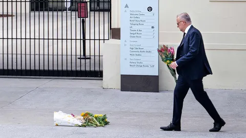 ซิดนีย์ลดธงครึ่งเสา นายกฯ ออสเตรเลียวางดอกไม้ไว้อาลัยเหตุกราดยิงหาดบอนได