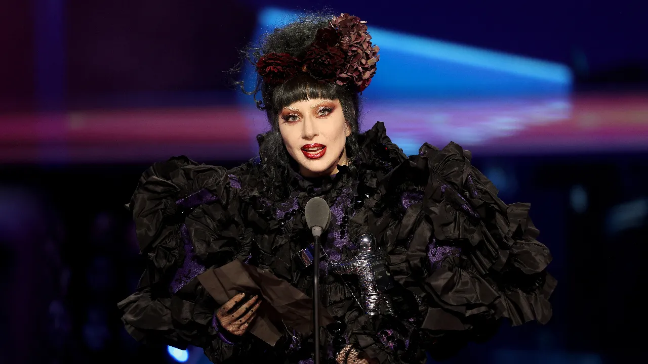 คอนเสิร์ต เลดี้ กาก้า ที่ซิดนีย์ชะงัก หลังแดนเซอร์ลื่นตกเวทีจากฝนตกหนัก