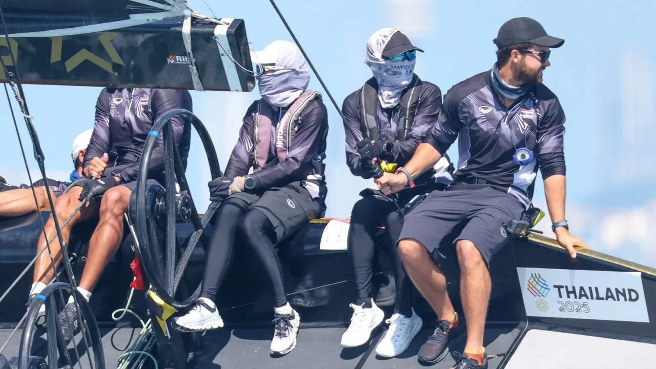 “พระราชินี” ทรงพาเรือใบทีมชาติไทยชนะ 2 เรซ ในการแข่งขันกีฬาซีเกมส์ ครั้งที่ 33