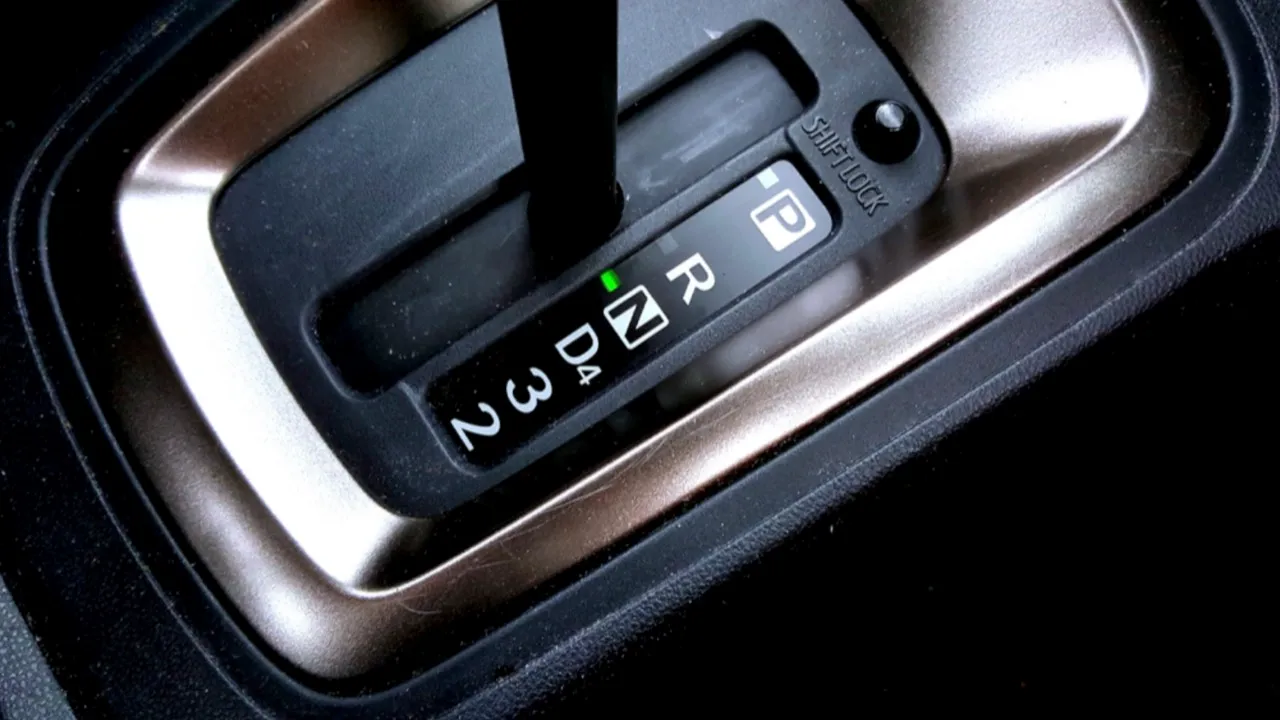 ปัญหาโลกแตก เกียร์ออโต้ติดไฟแดงนาน ใส่ D เหยียบเบรก หรือใส่เกียร์ N แล้วใช้เบรกมือ แบบไหนดีกว่ากัน