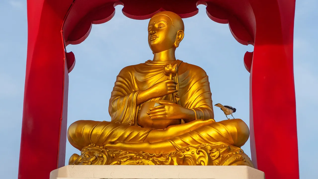 ไขความลับแห่งโชคลาภ "พระอุปคุต" ริมทะเลประจวบฯ บูชาอย่างไรให้รวย?