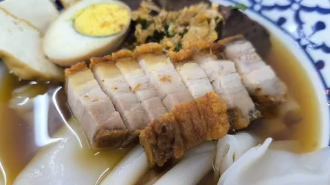 ร้านสถานีจั๊บจ๊าบ ก๋วยจั๊บน้ำข้นสูตรเมืองสองแคว หมูกรอบหนังฟู เนื้อนุ่ม เครื่องแน่น ชามเดียวจอด