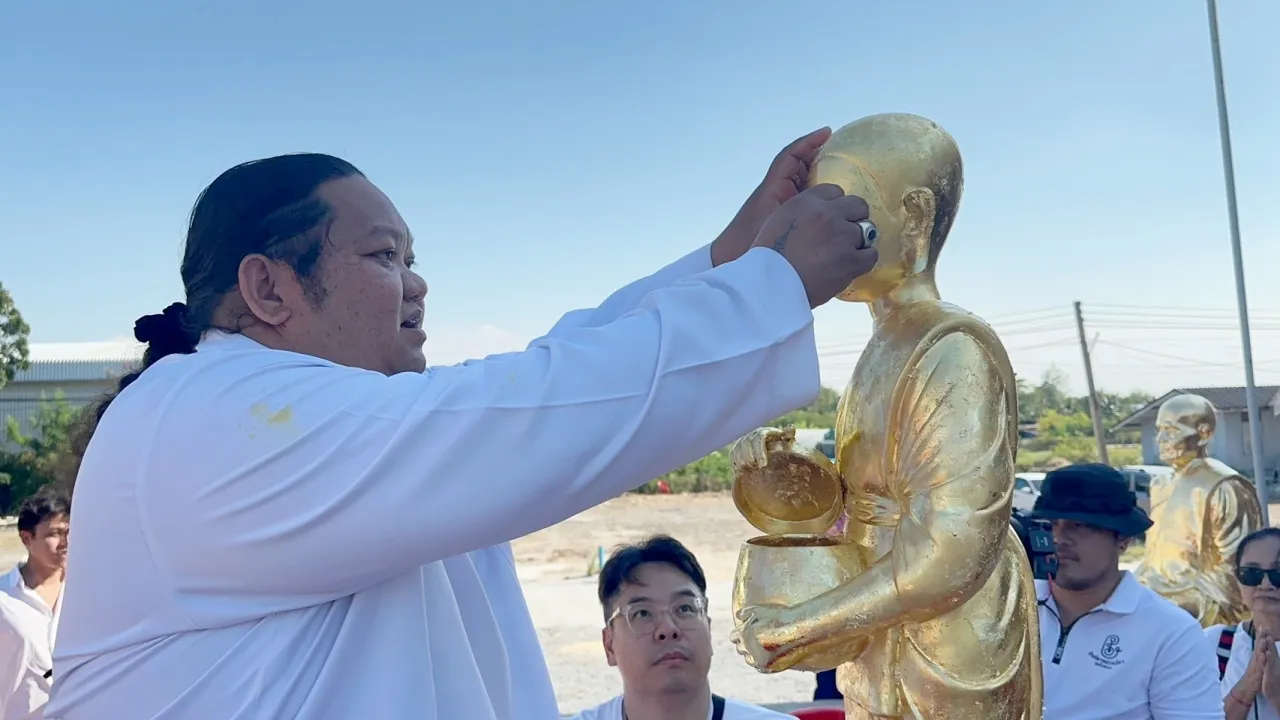 “อ.แขก รือเสาะ” ทำพิธีเบิกเนตรพระอุปคุต ลูกศิษย์ร่วมบุญส่งสิ่งของเป็นกำลังใจให้ทหารไทย