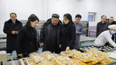 "คิม จองอึน" ควงภริยา ลูกสาว ตัดริบบิ้นเปิดนิคมอุตสาหกรรมแห่งใหม่ 