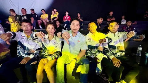 เกิดอะไรขึ้น “กรรมการ” เดินเข้าหา “นักมวยไทย” หลังชวดคว้าเหรียญทอง แบบค้านสายตา