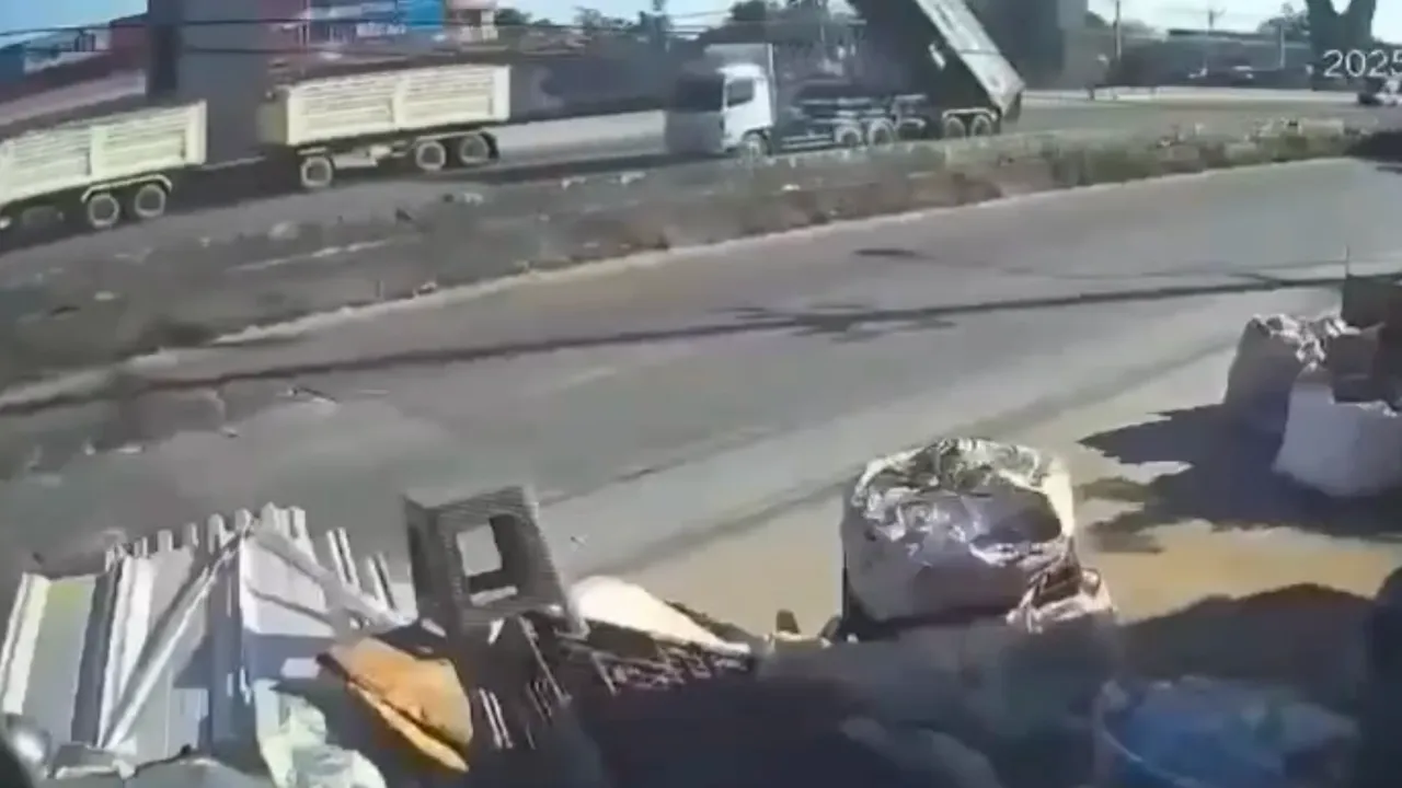 นาที “สะพานถล่ม” ถ.บางนา-ตราด กล้องหน้ารถจับชัด ดั้มค้างก่อนชนคาน