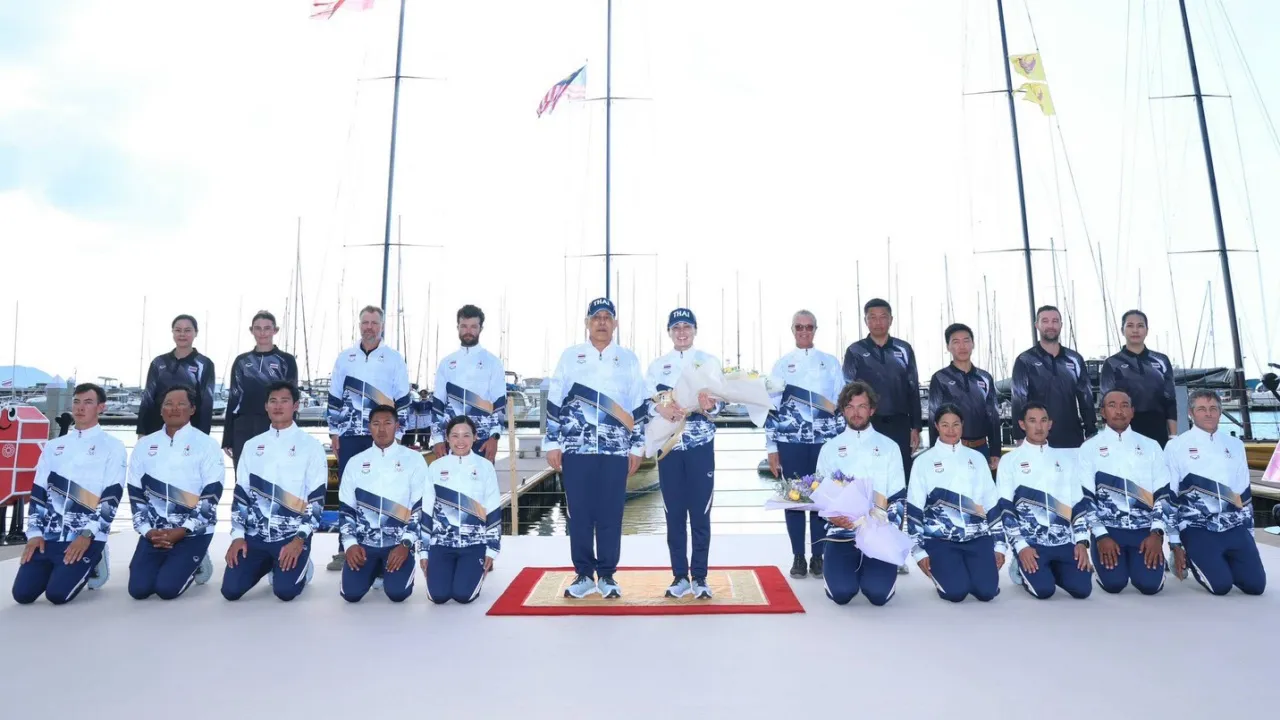 “ในหลวง” พระราชทานเหรียญทอง เรือใบซีเกมส์ แด่ “พระราชินี”