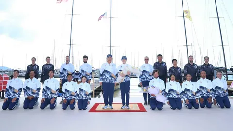 “ในหลวง” พระราชทานเหรียญทอง เรือใบซีเกมส์ แด่ “พระราชินี”