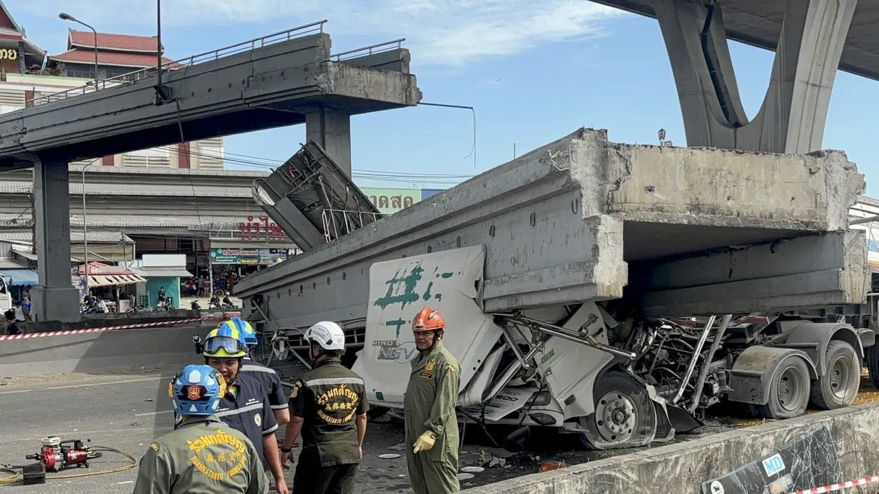 ขนส่งฯ บังคับรถดัมพ์ 3.7 แสนคัน ติดไซเรน-ไฟเตือน ป้องกันกระบะยกค้างชนสะพานลอย