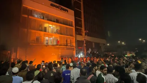 บังกลาเทศประท้วงเดือด บุกผาสำนักงานหนังสือพิมพ์ยักษ์ใหญ่ 2 แห่ง