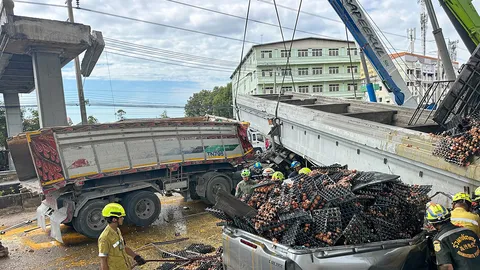 ล้อมคอกรถดัมพ์ ติดเสียงเตือน เหตุกระบะค้าง ชนสะพานลอย ถล่มดับ 1