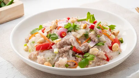 ยําหมูยอ ใส่อะไรบ้าง แจกวิธีทำยำหมูยอ หมูสับ วุ้นเส้น อร่อยแซ่บ ถูกปาก