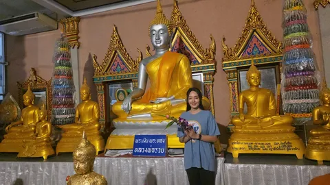 “ปุยฝ้าย” มากราบไหว้ “พระเงิน พระทอง” แถมขอแนวทาง “เลขเด็ดงวดนี้” เสี่ยงโชค