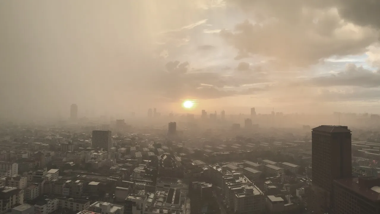 เช้านี้ กทม. อ่วม ค่าฝุ่น PM 2.5 พุ่งเกินมาตรฐานหลายพื้นที่ เริ่มกระทบต่อสุขภาพ