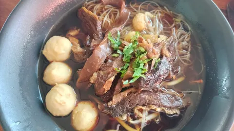 ตำนาน 40 ปีทางขึ้นภูสอยดาว! "เตี๋ยวยายตุ้ย" พ่อค้าอินดี้ เต้นไปลวกไป การันตีมาหลังเที่ยง "อดกิน"