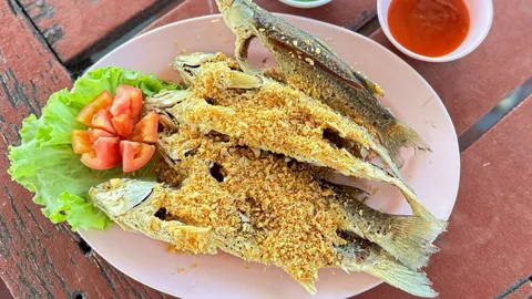 ซดต้มเปรี้ยวปลากระบอก "ร้านขอบฟ้าลาตะวัน" ล่าแสงสุดท้ายกลางทะเล วิวหมื่นล้านที่บางปู